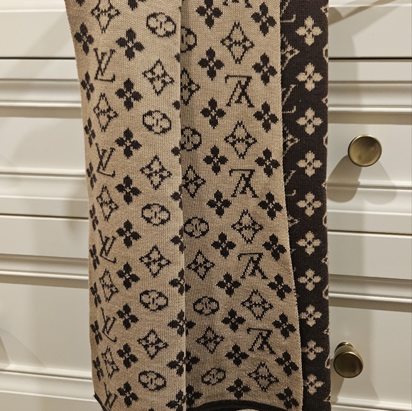 Ladies large brown and tan shawl - Picture 2 of 3